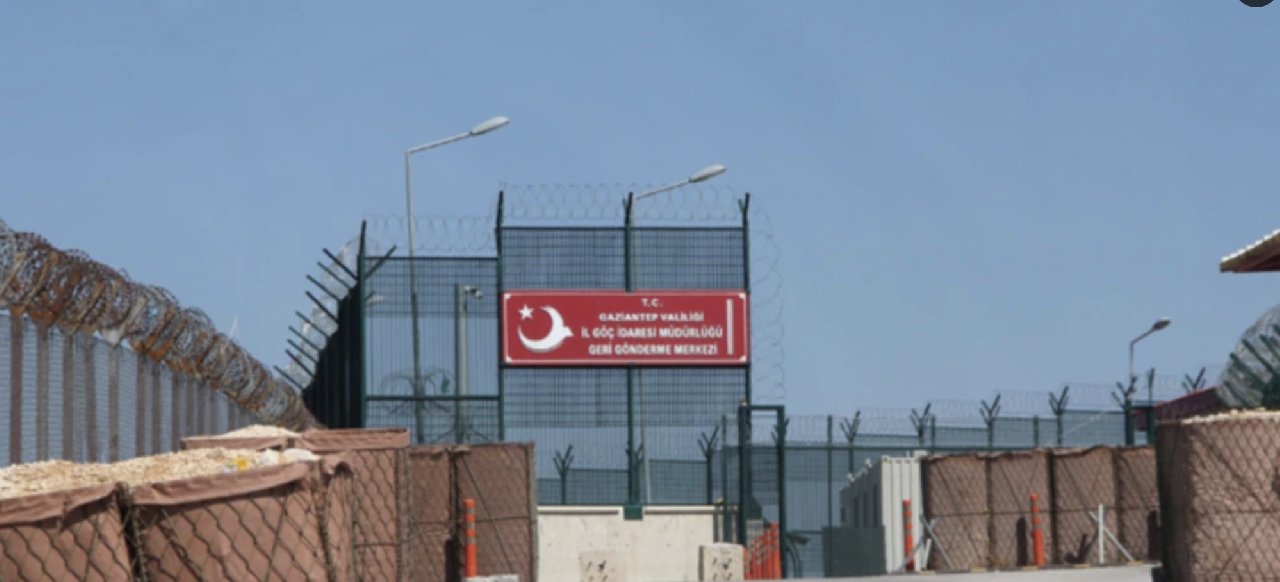 "Muz yeme" paylaşımı yapan 33 Suriyeli sınır dışı edilmek üzere Geri Gönderme Merkezi'ne yerleştirildi