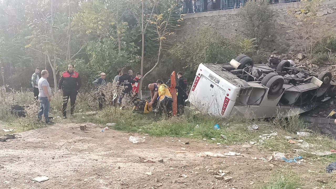 Gebze'de öğrenci servisi dere yatağına düştü