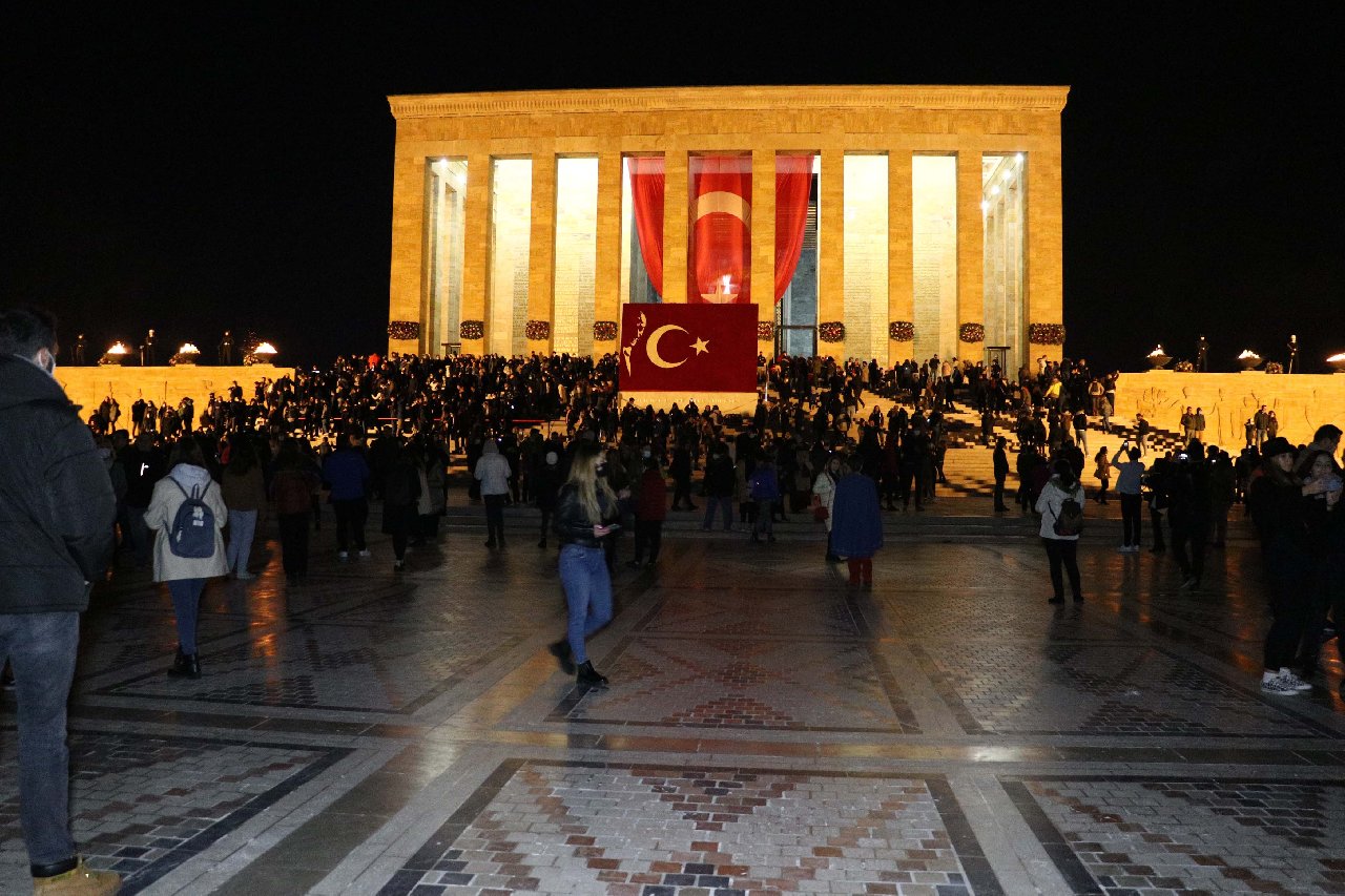 Anıtkabir'e gece ziyaretçi akını