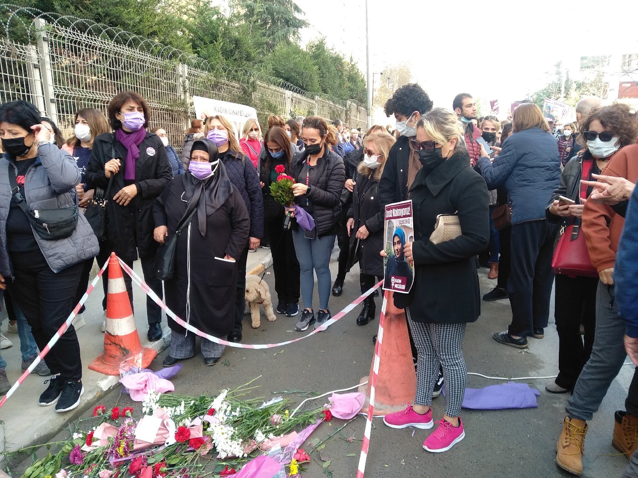 Başak Cengiz katledildiği yerde anıldı: "Katilin babası hiçbir zaman eve gelmedi, gelseydi kanla yazılmış notları görürdü"