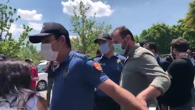 Gazeteci Sibel Hürtaş'ı darp etmekle suçlanan 3 polis kendilerinin darp edildiği iddiasıyla rapor almış