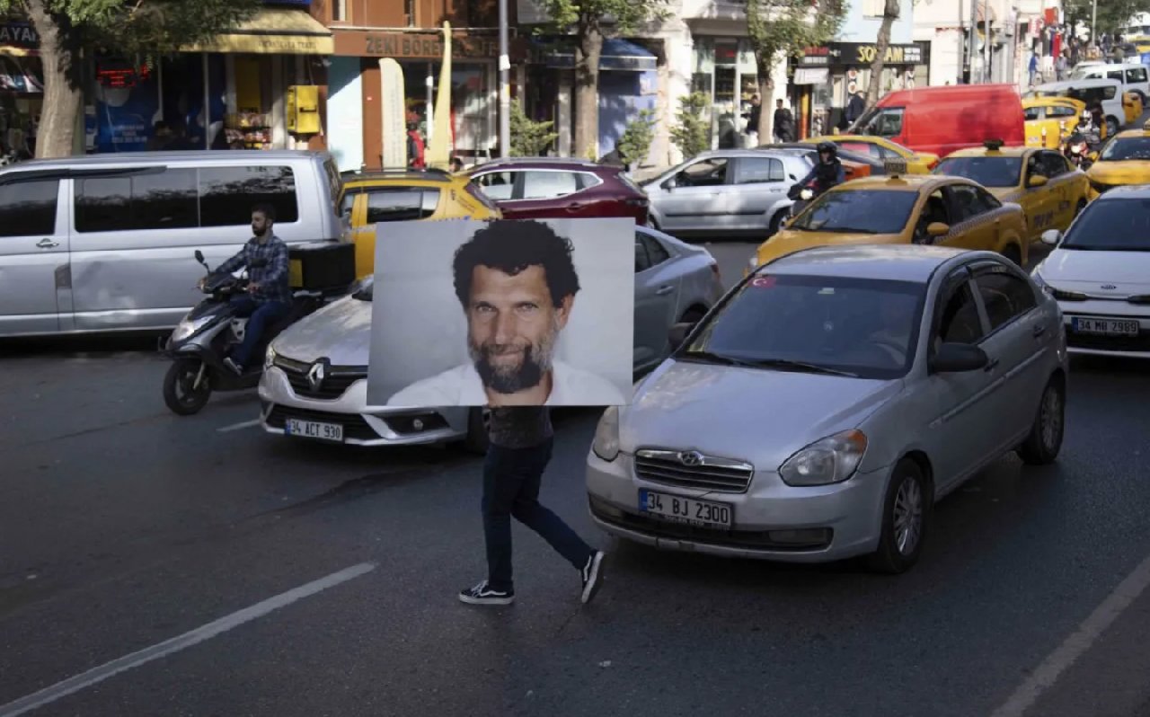 Osman Kavala portresi İstanbul sokaklarında