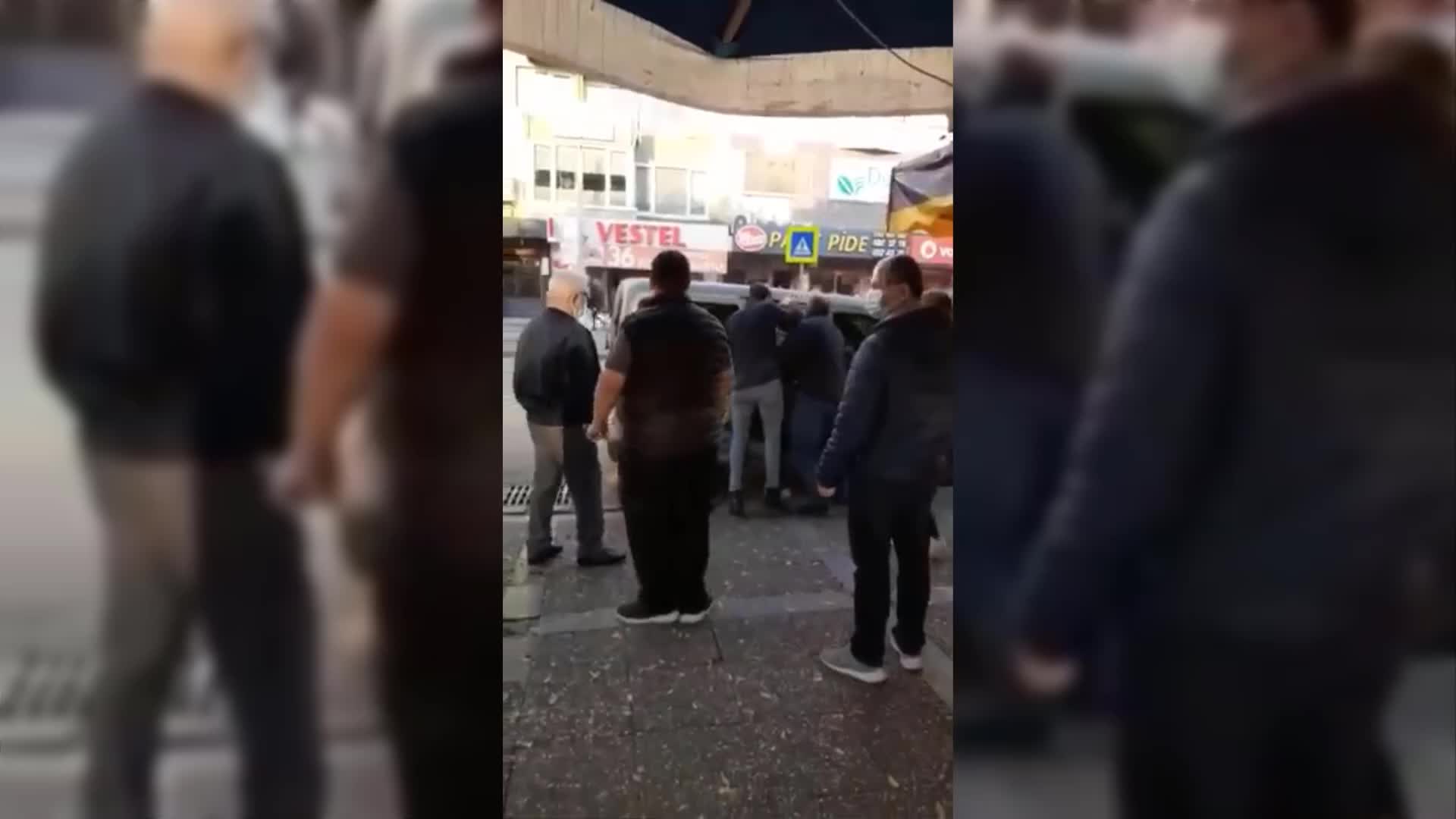 İzmir'de İYİ Parti standına saldırı: "Kadın partilinin kolunu büküp, küfür ettiler"