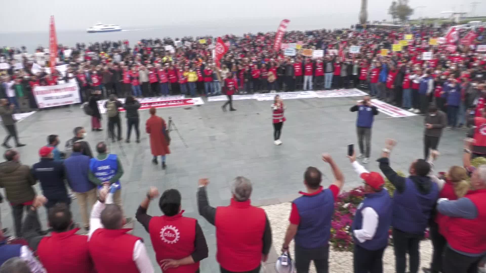 İşçiler İzmir Cumhuriyet Meydanı'ndan seslendi: "Geçinemiyoruz!"