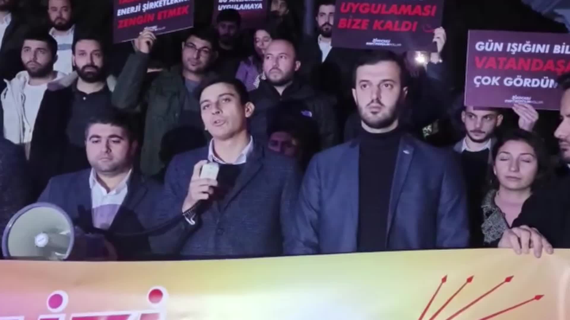 CHP Gençlik Kolları kalıcı yaz saati uygulamasını fenerlerle protesto etti: "Güneşimizi çalmalarına izin vermeyeceğiz"