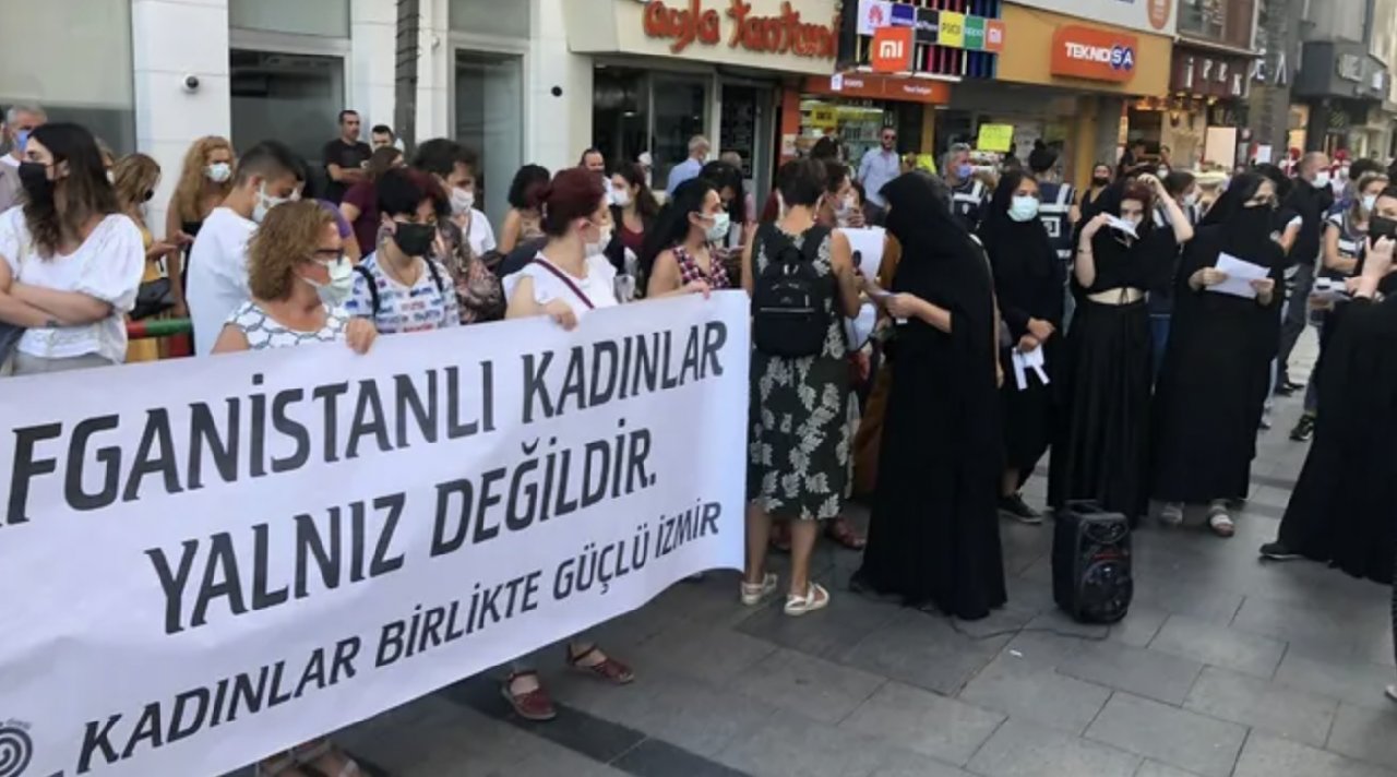 Taliban protestosunda çarşaf atan kadınlara soruşturma
