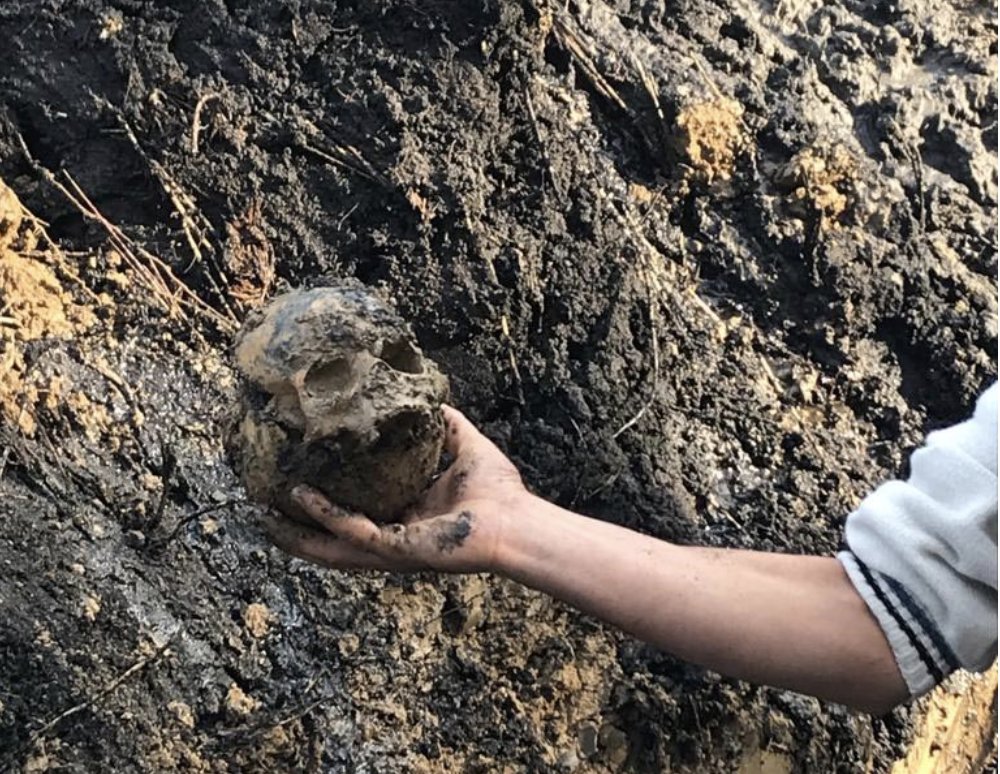 Lise bahçesinde su borusu tamir eden işçiler kafatası ve kemik parçaları buldu