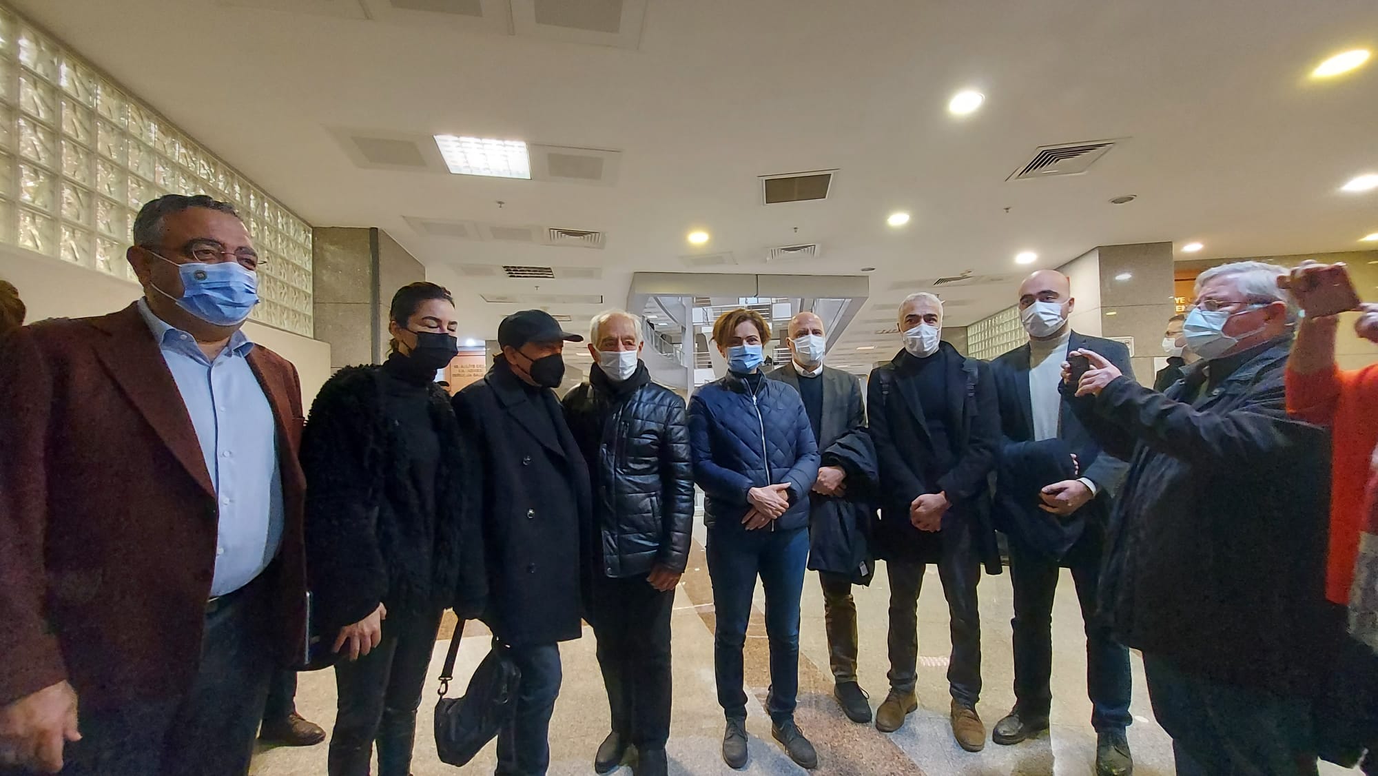 Erdoğan'a hakaretten yargılanan Genco Erkal alkışlarla hakim karşısına çıktı, dava ertelendi