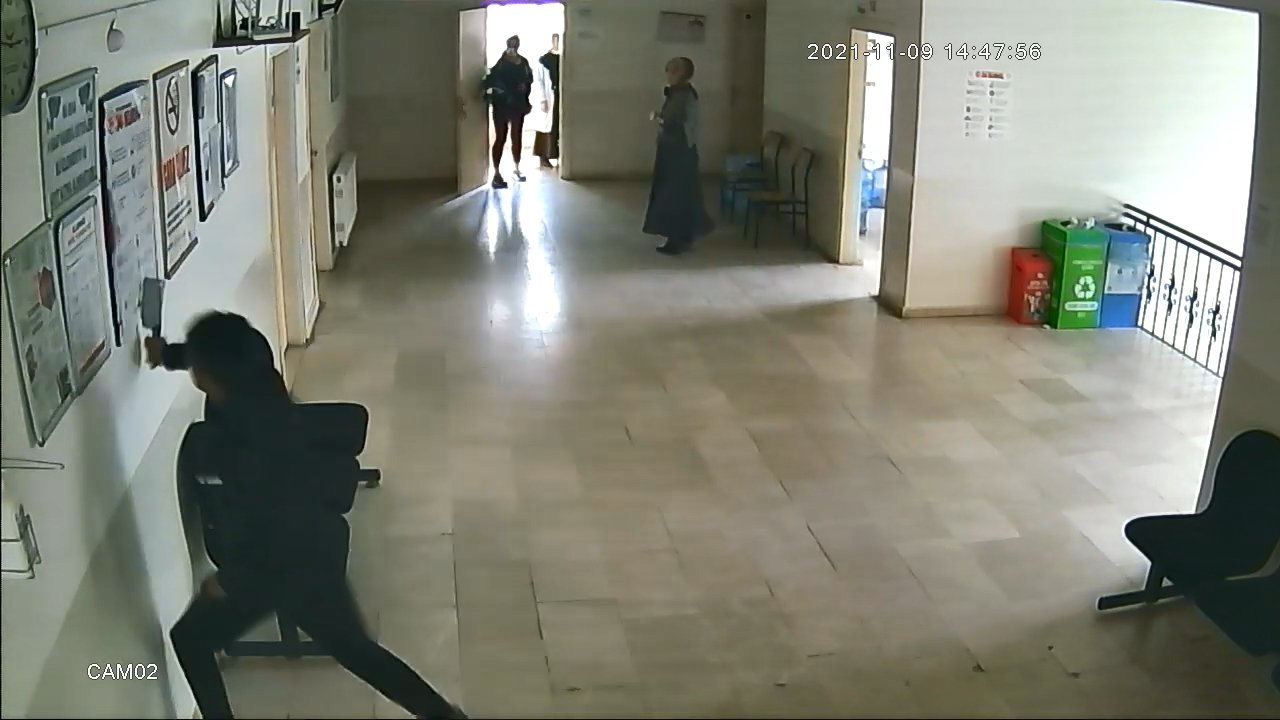 Aile sağlığı merkezine satırla giren kişi güvenlik kamerasında