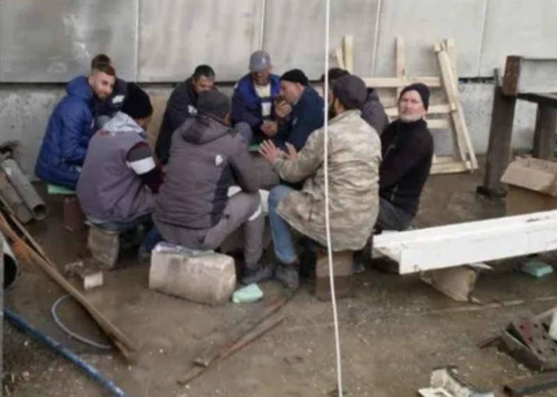 Elazığ Stadı'nda çalışan işçiler 2 aydır maaş alamadıkları için iş bıraktı