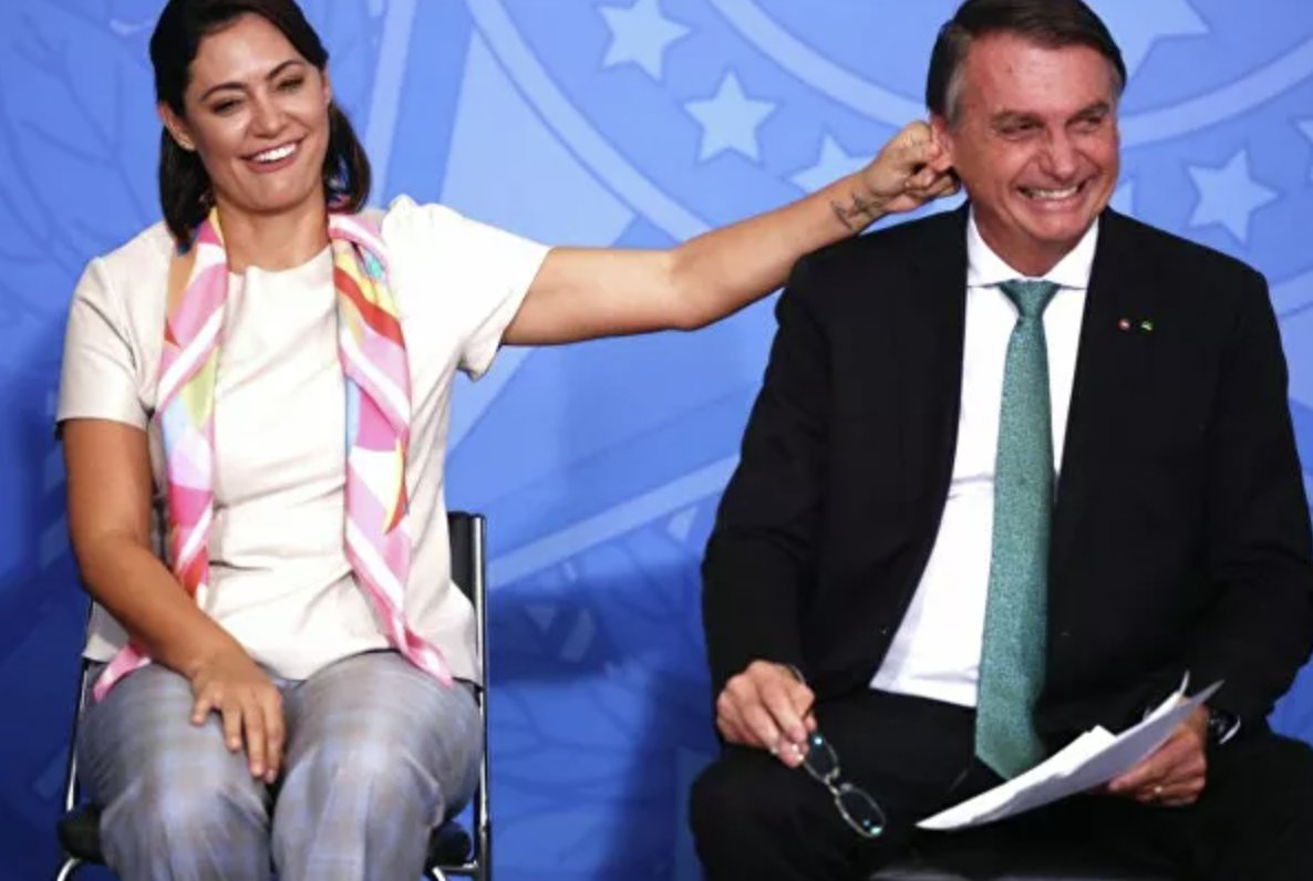 Michelle Bolsonaro, cinsiyetçi ifadeler kullanan Brezilya Devlet Başkanı eşinin kulağını çekti
