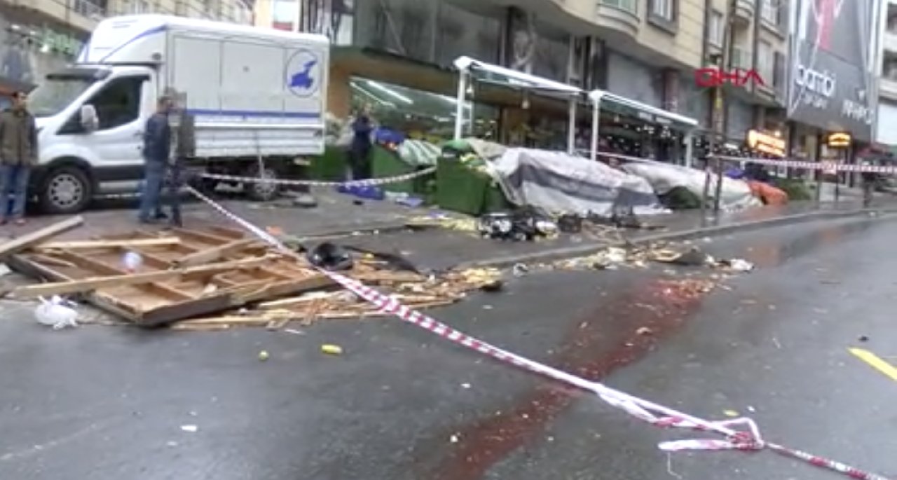 İstanbul'u lodos vurdu:  Esenyurt'ta uçan çatının altında kalan bir kişi yaşamını yitirdi