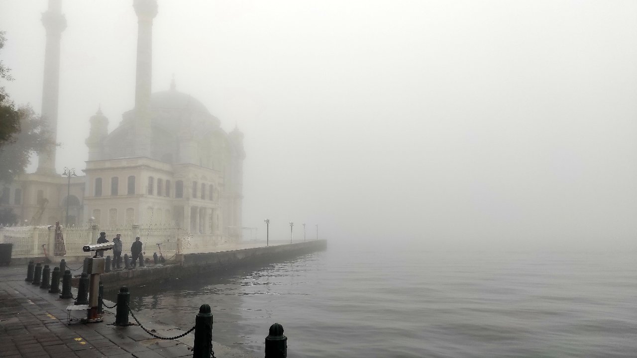 Boğaz trafiği kuvvetli lodos nedeniyle çift yönlü kapatıldı