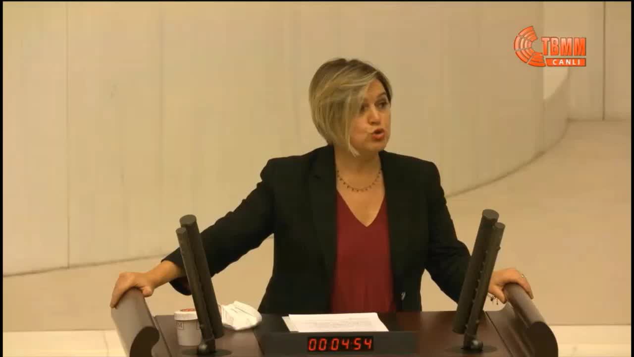 CHP'nin "kadınların siyasette eşit temsil edilmesi" teklifi AKP ve MHP oylarıyla reddedildi