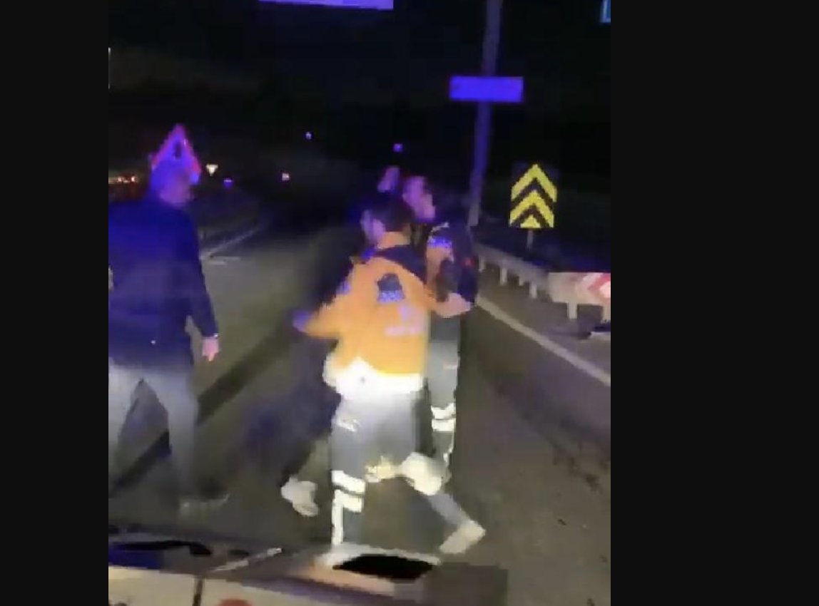 Ambulans sürücüsünü darp eden İETT şoförü görevden uzaklaştırıldı