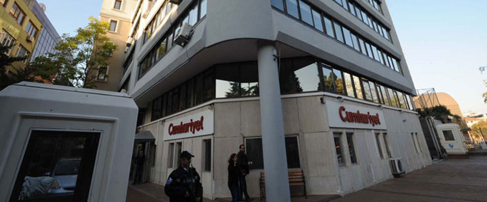 Cumhuriyet yönetimi, işten atmaları savundu: "Ekonomi kötüye gidiyor"