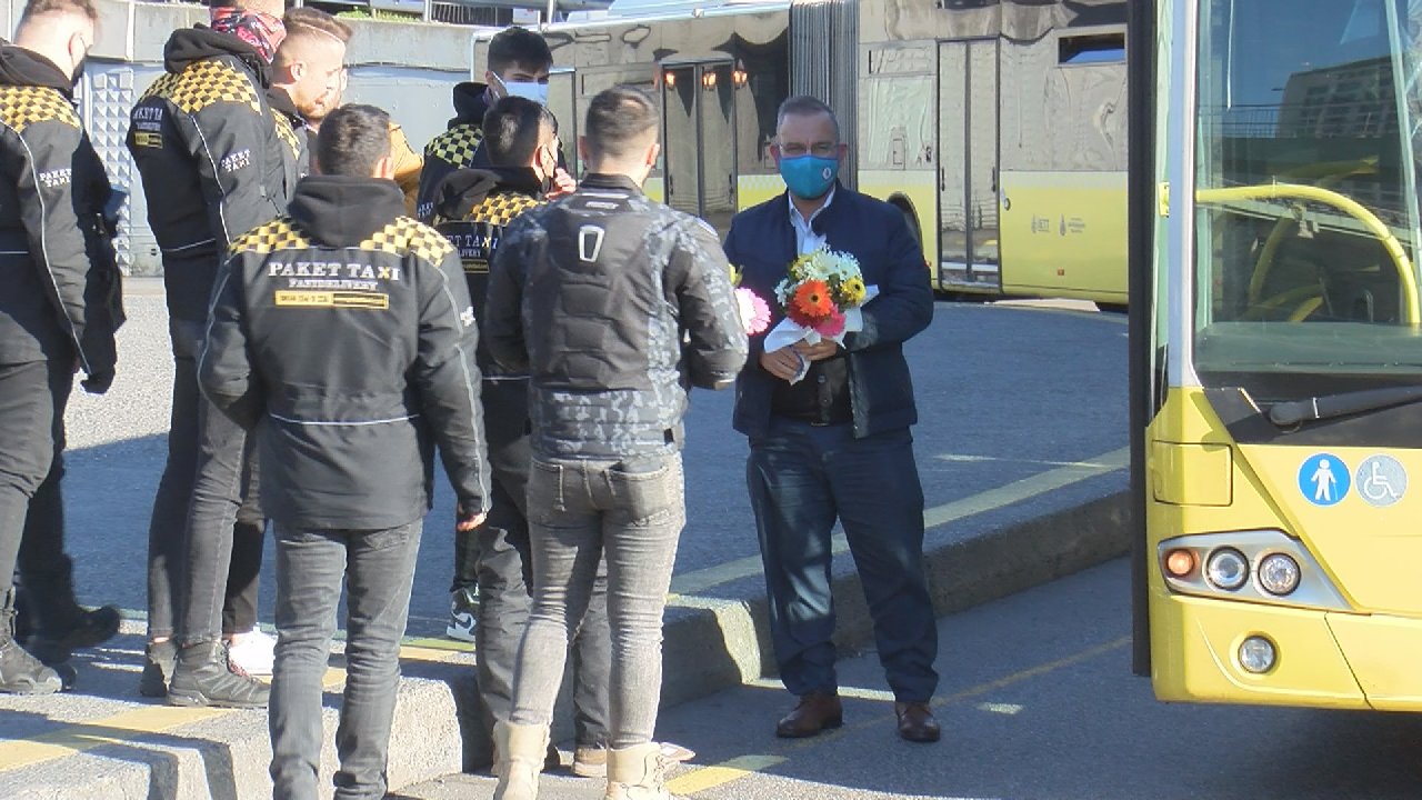 Motosiklet sürücülerinden kendilerini boğaz köprüsünde lodostan koruyan otobüs şoförlerine çiçek