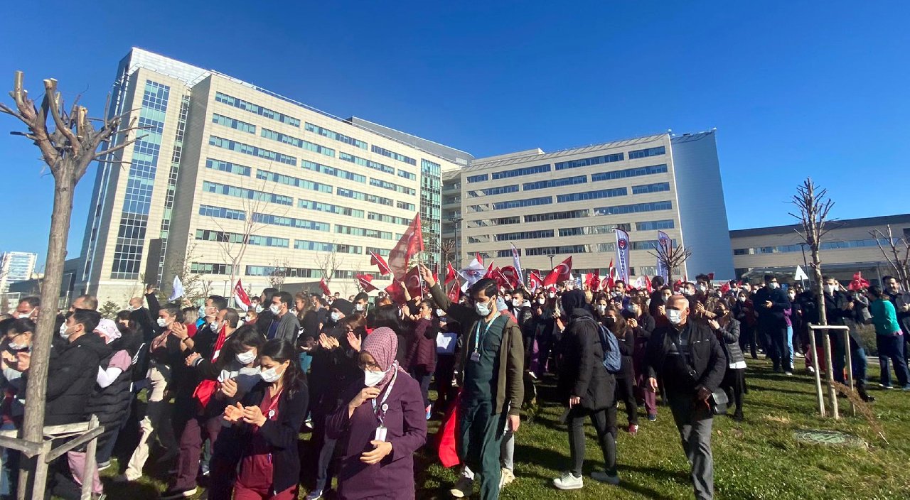 Ankara'da sağlık çalışanları 'zam hepimizin hakkı' diyerek eylem yaptı