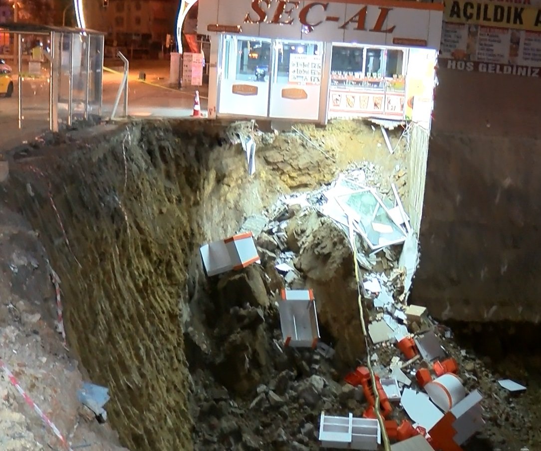 Ankara'da inşaat yapılan arazinin yanındaki dükkan çöktü