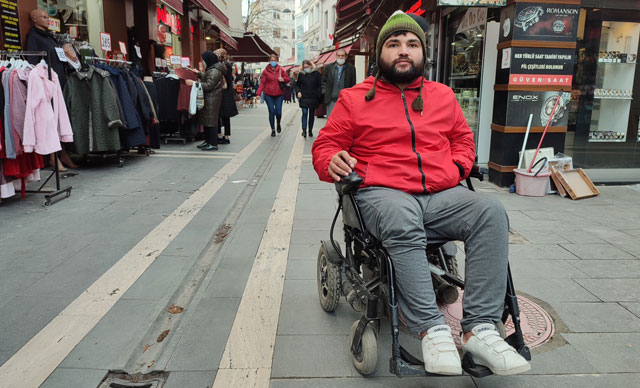Sivilcesini sıktı, omurilik felci oldu