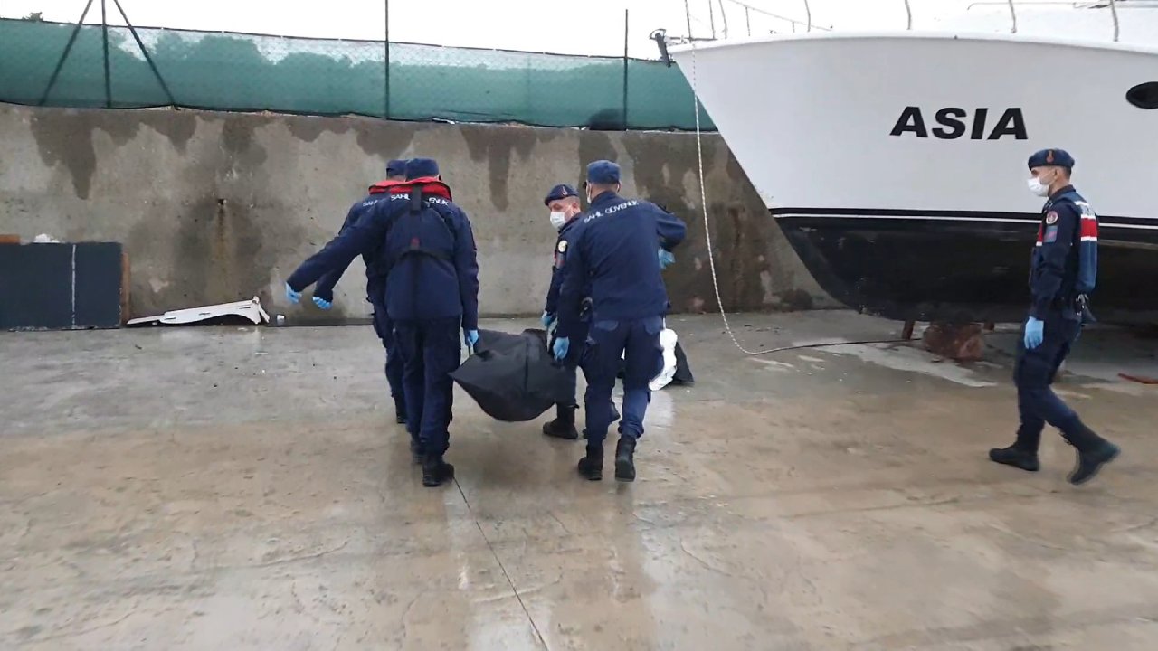 33 göçmen, Kıbrıs'a gitmek için bindikleri tekneden denize atıldı, 2’si boğuldu