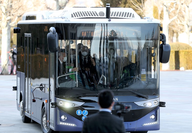 Erdoğan, kabine toplantısına elektrikli sürücüsüz otobüsle gitti