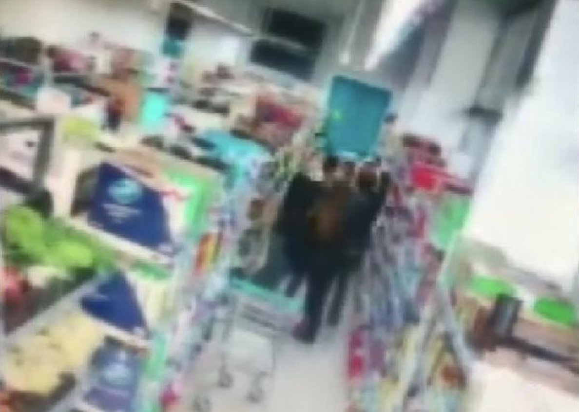 Maske uyarısı yapan market çalışanlarını silahla tehdit eden kişiye 30 gün ev hapsi