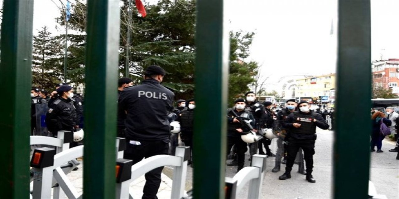 Boğaziçi Üniversitesi'nde protestoya polisten engel, destek olanlara gözaltı
