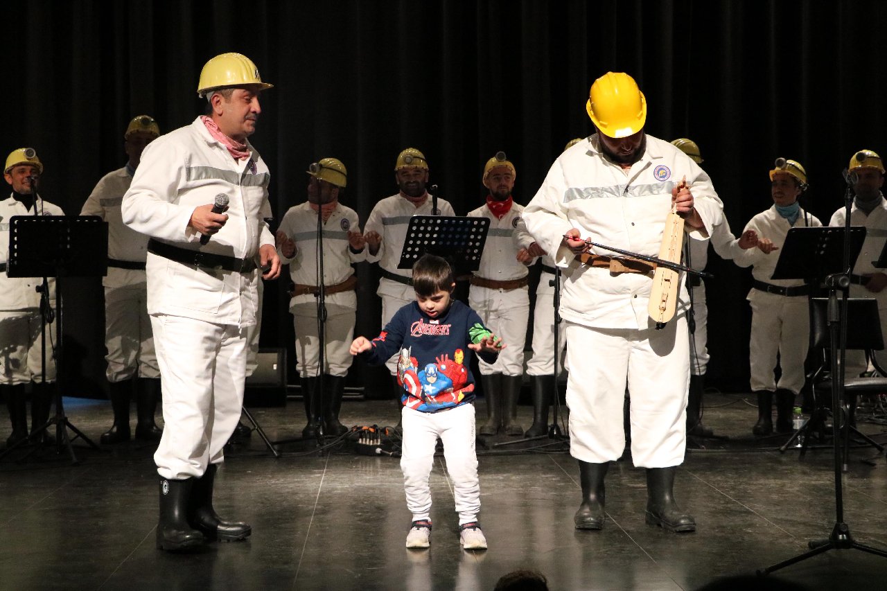 Türkiye'nin ilk ve tek madenci korosu konser verdi