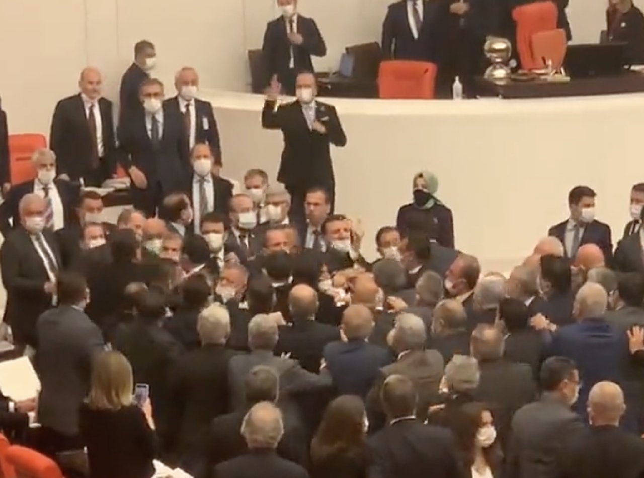 Soylu, CHP'li vekile hakaret etti, AKP'li ve CHP'li vekiller arasında kavga çıktı