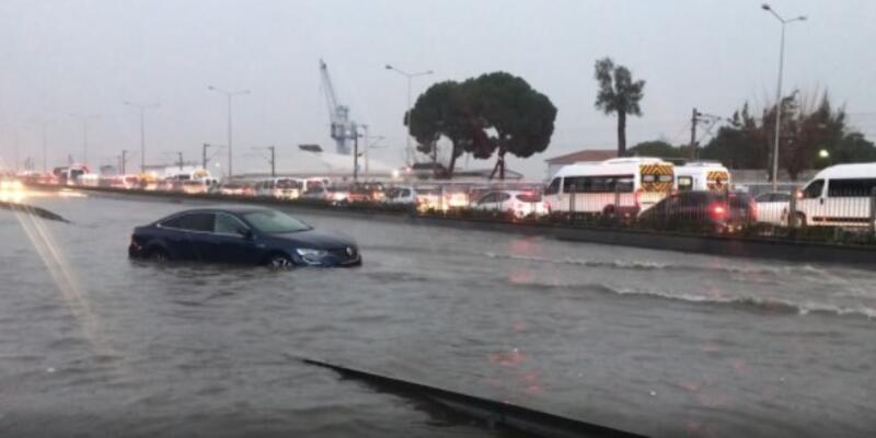 İzmir'de sel yaşamı felç etti, 1 kişi yaşamını yitirdi