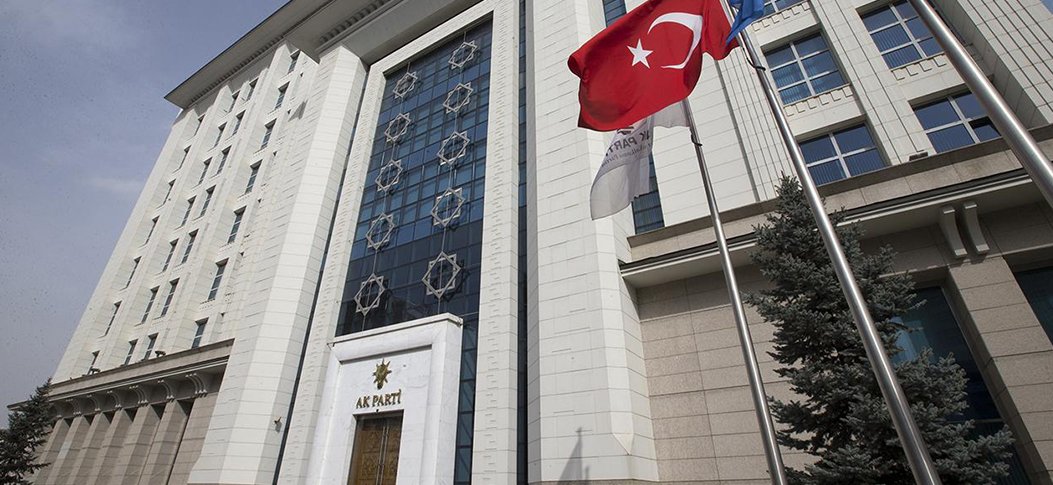 "AKP'den ayrılmak isteyenler haklarındaki fişleme dosyalarıyla durdurulacak"