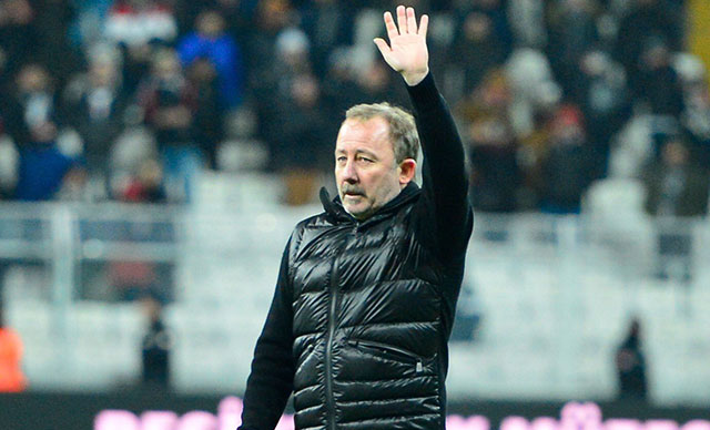Sergen Yalçın Beşiktaş teknik direktörlüğünden istifa etti
