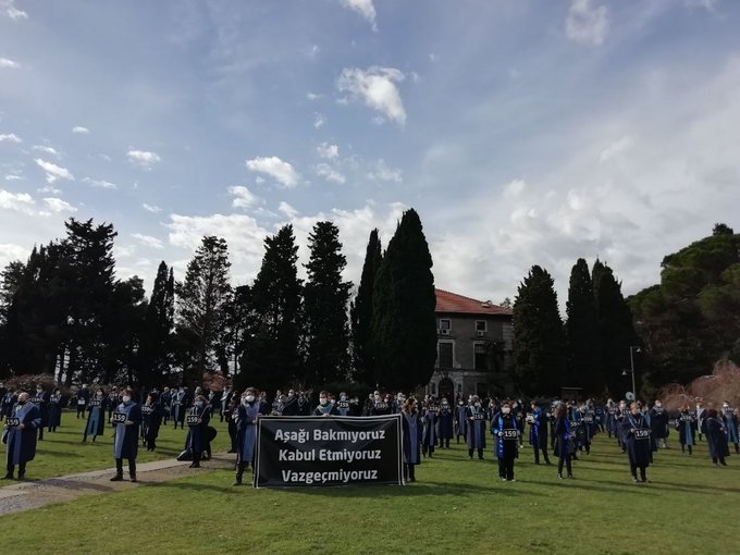 Boğaziçi Üniversitesi öğretim üyeleri "Melih Bulu" istifa sloganlarıyla rektörlüğe yürüdü