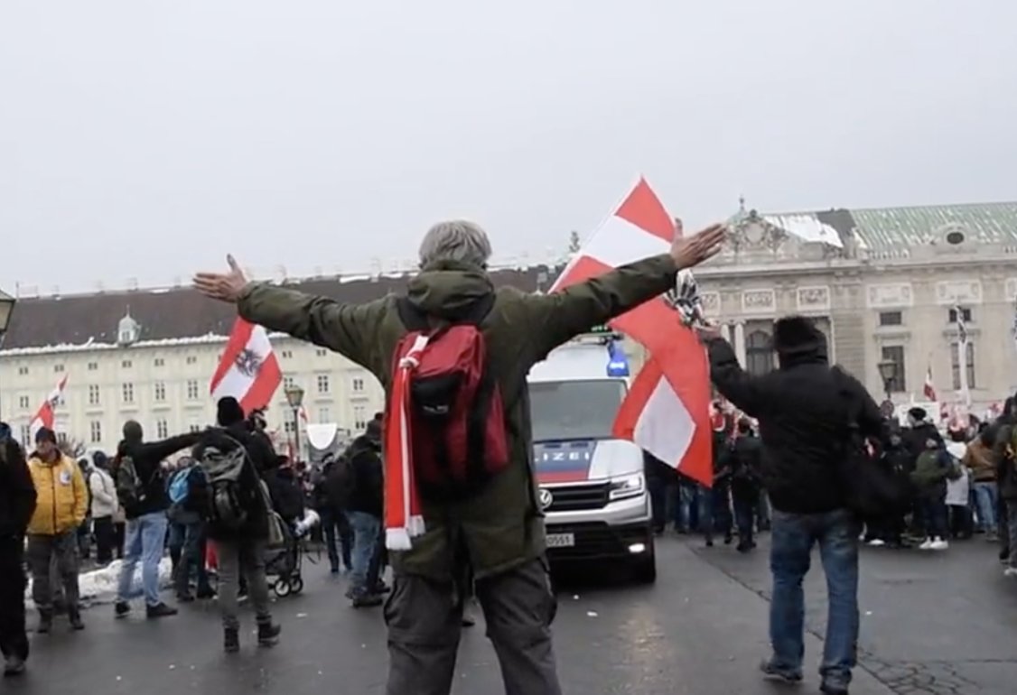 Avusturya’da Covid-19 önlemleri karşıtı göstericilerle polis çatıştı