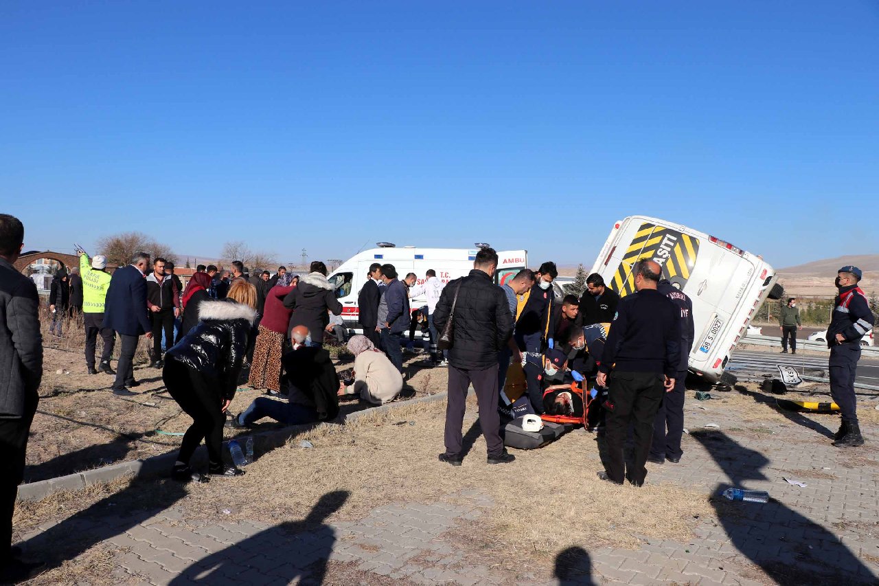 Cenazeye gidenlerle nişandan dönenlerin araçları çarpıştı, 7 kişi yaralandı