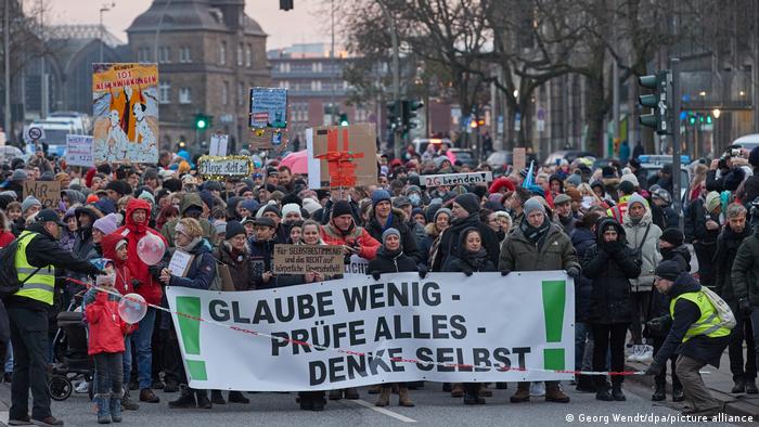 Almanya'da aşı karşıtlarının eyleminde olaylar çıktı: 227 kişi gözaltına alındı, 14 polis yaralandı