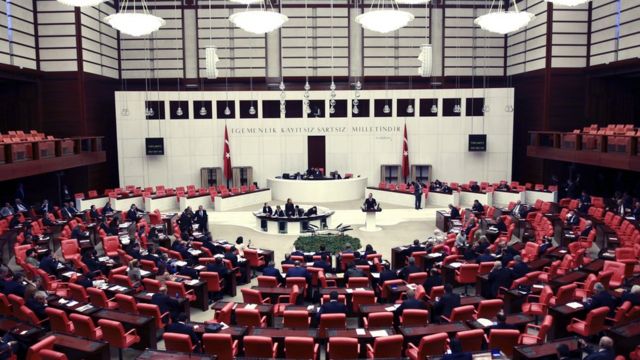 HDP'li Özsoy, AKP'li Cahit Özkan'a "FETÖ'cüsün sen, parmak sallama, sus" dedi, Meclis karıştı