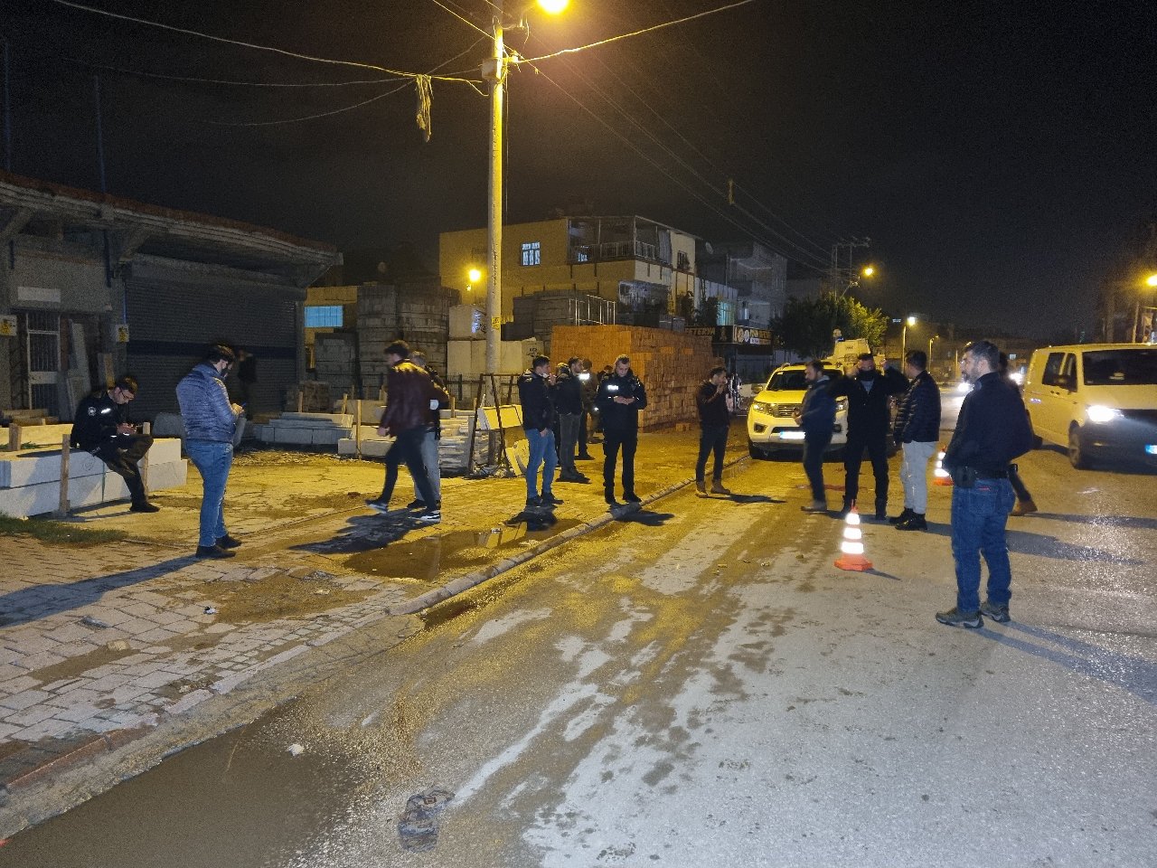 Adana'da yolda yürüyen aileye silahlı saldırı, 4 yaralı
