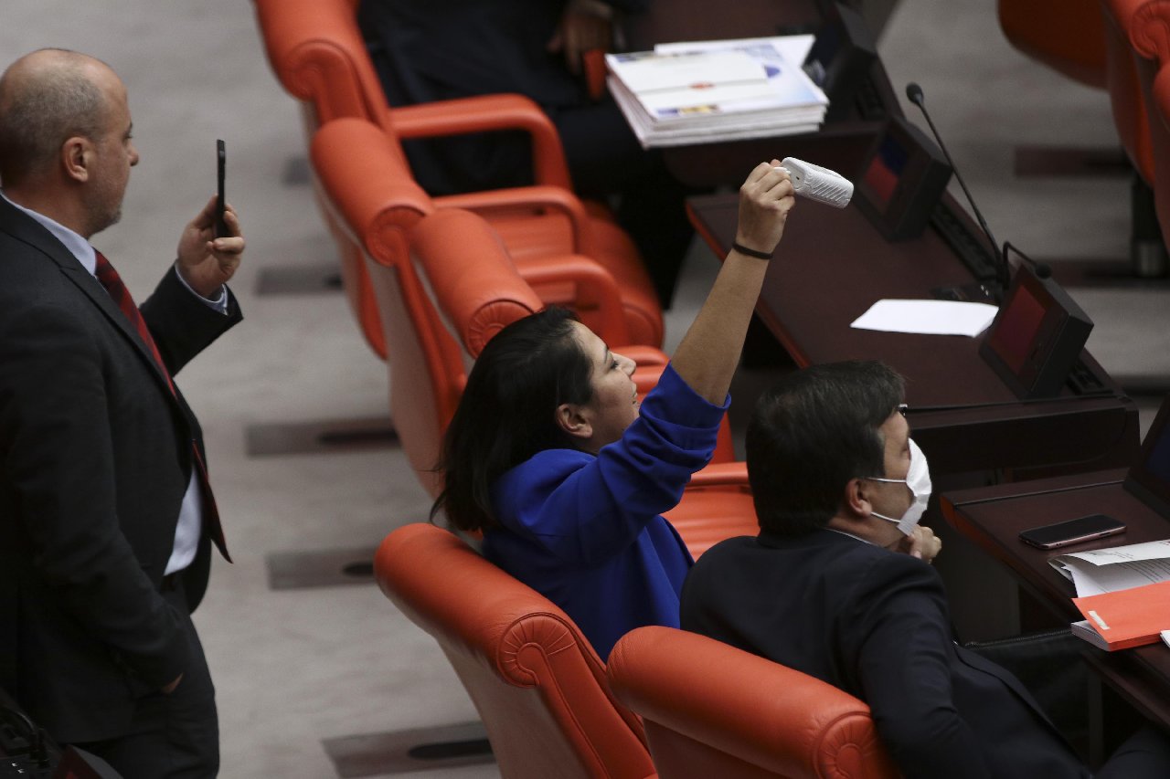 Bütçe görüşmelerinde "Yalan" ve "Palavra" şarkılarını dinleten TİP milletvekili Sera Kadıgil'e kınama cezası