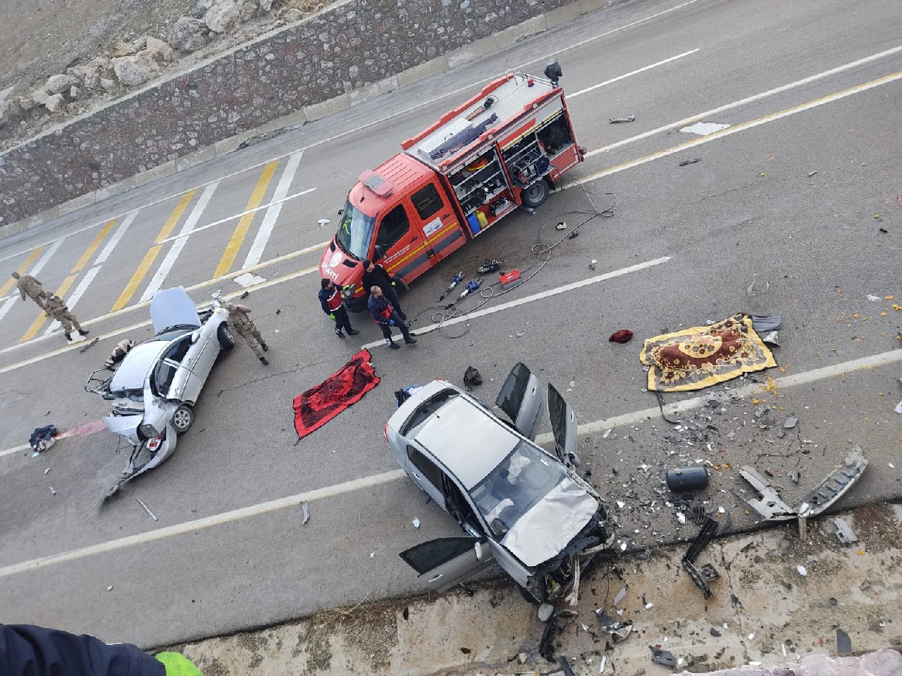 Van'da 2 araç çarpıştı: 2 ölü, 5 yaralı
