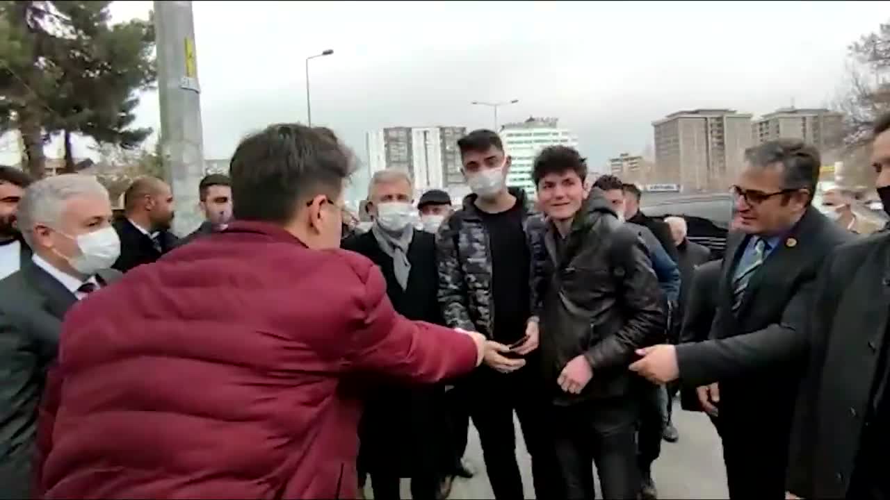 Mansur Yavaş'tan gençlere: "İstediğiniz gibi çıkarın telefonlarınızı"