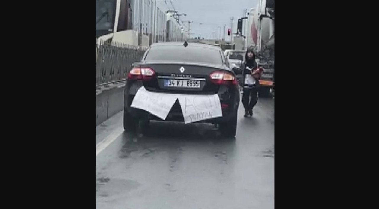 Bir aydır arabasına astığı "Çok acemiyim" yazısıyla İstanbul'da dolaşan sürücü kaza yaptı