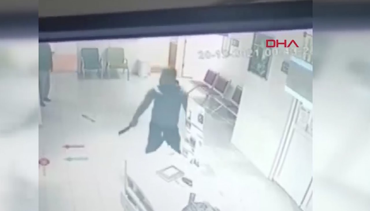 Kız arkadaşını ziyarete izin verilmedi diye satırla hastaneyi bastı,  güvenlik görevlilerine saldırdı