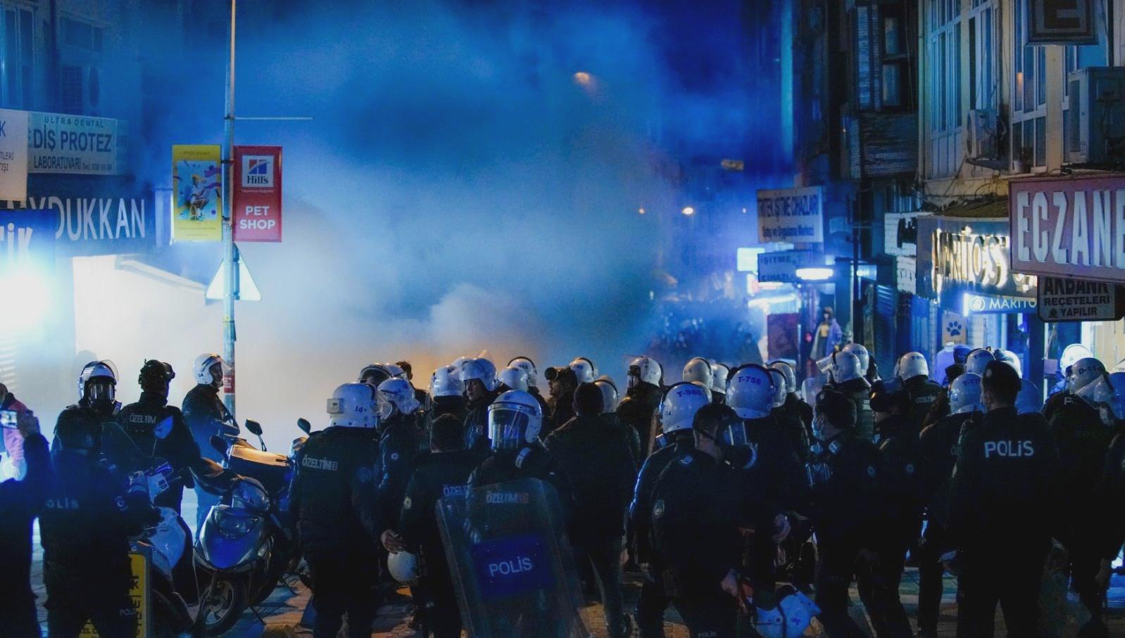 İstanbul Valiliği: "Kadıköy'de gösterilere katılan 5 kişi yakalandı"