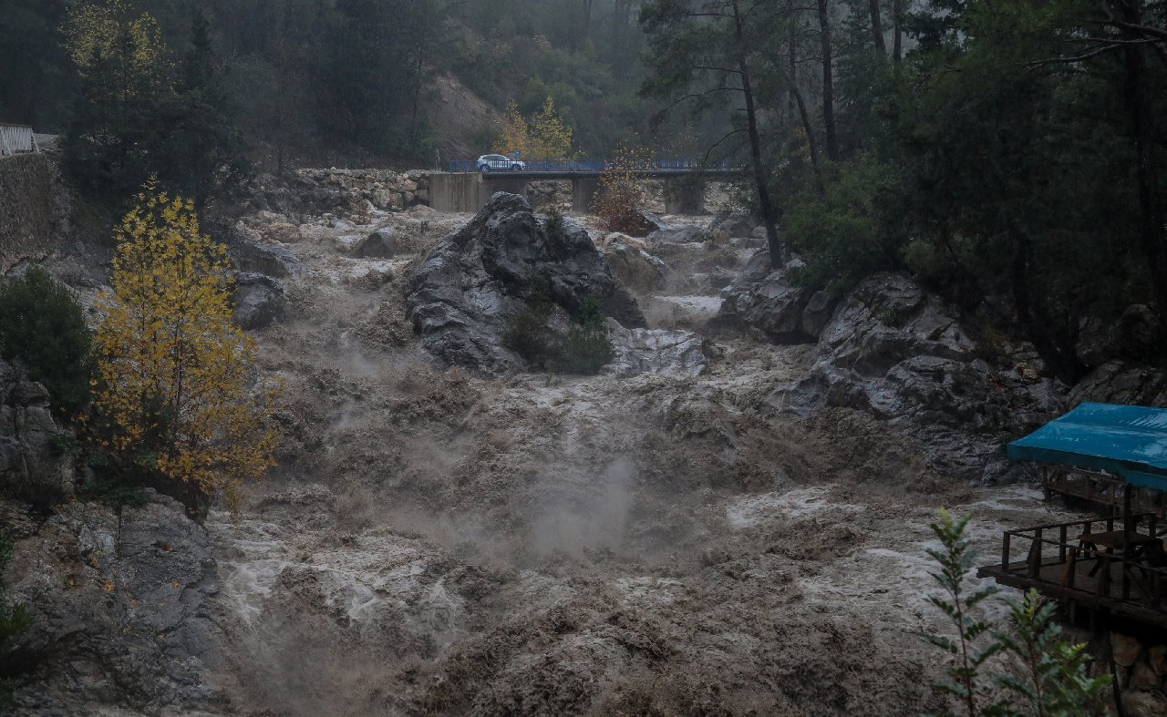 Kırmızı kodlu alarm verilmişti: Antalya'da köprüler su altında kaldı, yollar kapandı
