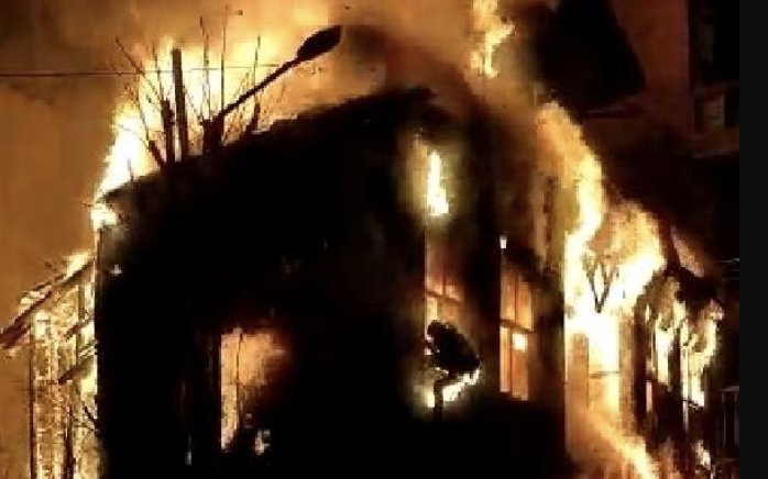 Beyoğlu'nda alev alev yanan binada 2 kişinin pencereden atlayarak kurtuldu