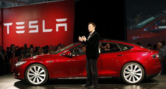 Tesla, 200 bin aracını geri çağırdı, gerekçe:  "Kaput birden açılabilir ve  kazaya neden olabilir"