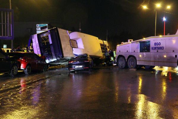 Ankara'da otomobille çarpışan EGO otobüsü iki aracın üzerine devrildi: 14 yaralı