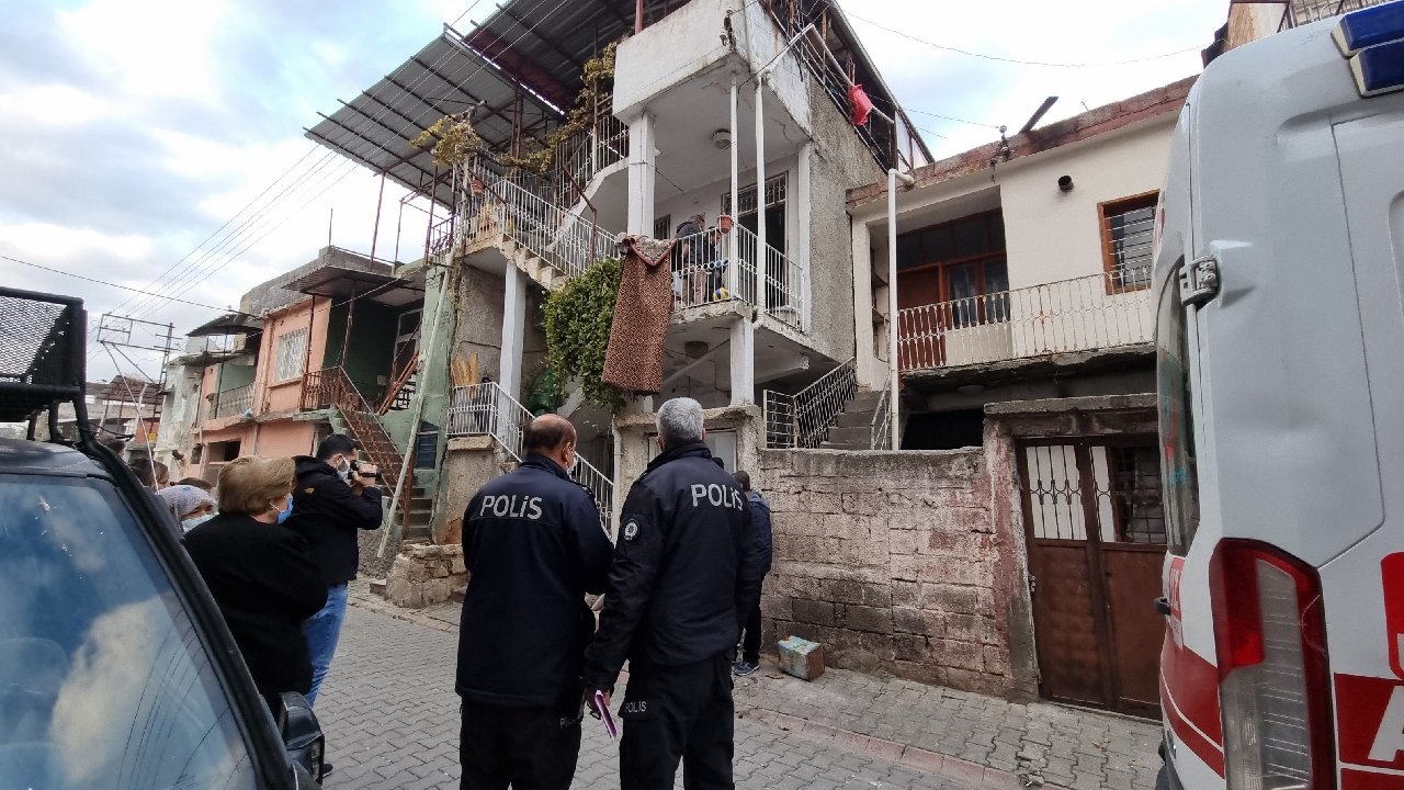 Kömür sobasından sızan gazdan zehirlenen baba ile 6 ve 9 yaşındaki iki oğlu hayatını kaybetti